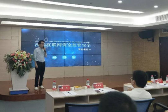 　　1、初步了解  　　您可以通过打电话、QQ、留言等方式详细咨询白吃侠项目的情况。  　　2、二次磋商  　　投资者亲临总部考察，与白吃侠总部工作人员进行二次磋商。  　　3、确定进货数  　　缴纳市场保证金，准备进货款，并根据当地市场情况确定进货机型和数量。  　　4、签订合同  　　白吃侠加盟商签定加盟合同的同时，同时交纳加盟费、品牌保证金、品牌权益金等费用。  　　5、确认商圈及店铺地址  　　白吃侠总部协助合作商确认商圈及选址，以保证加盟店后期的运营。  　　6、店铺装修  　　白吃侠设计部提供装修施工图，实施门店装潢，设备耗材及经营用品的配送，设备安装调试。  　　7、加盟培训  　　白吃侠加盟者到总部接受技术、管理、运营等全方面培训，并接受考核。流程